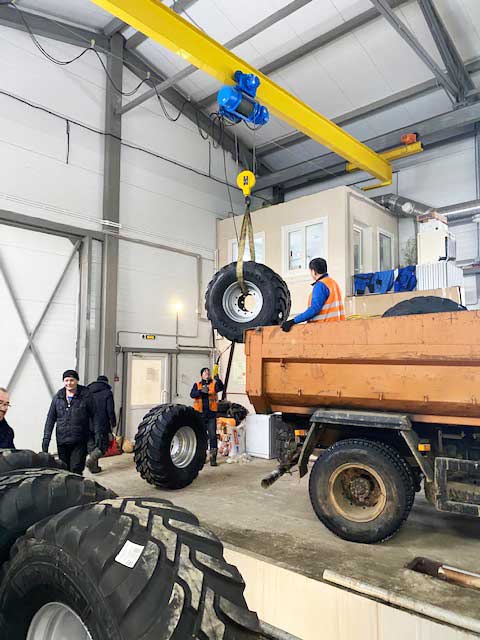 Погрузка колес в грузовой транспорт с помощью кран-балки